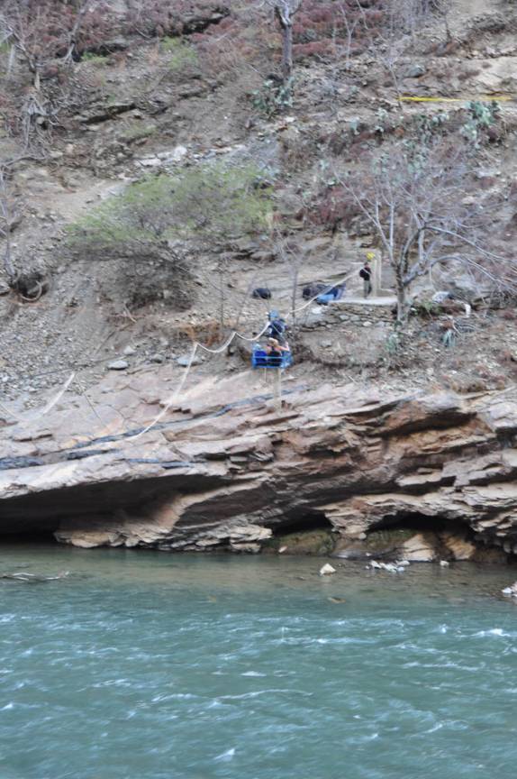 Num pequeno teleférico, a Ana cruza o rio Apurimac, na trilha para Choquequirao, no Peru